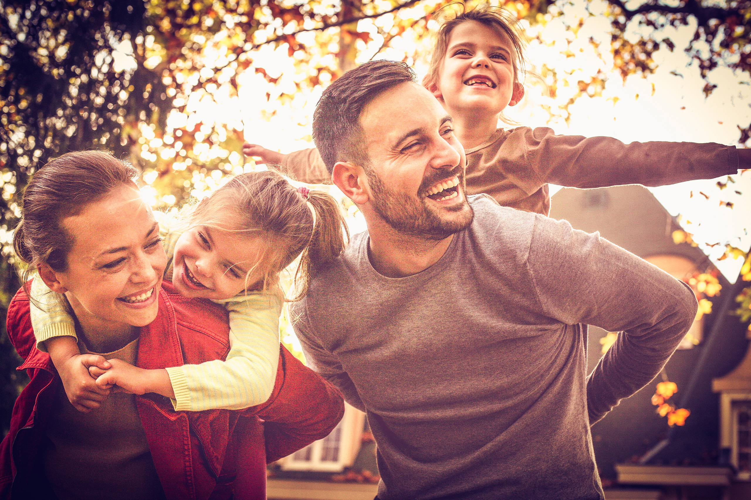 Eine fröhliche vierköpfige Familie.