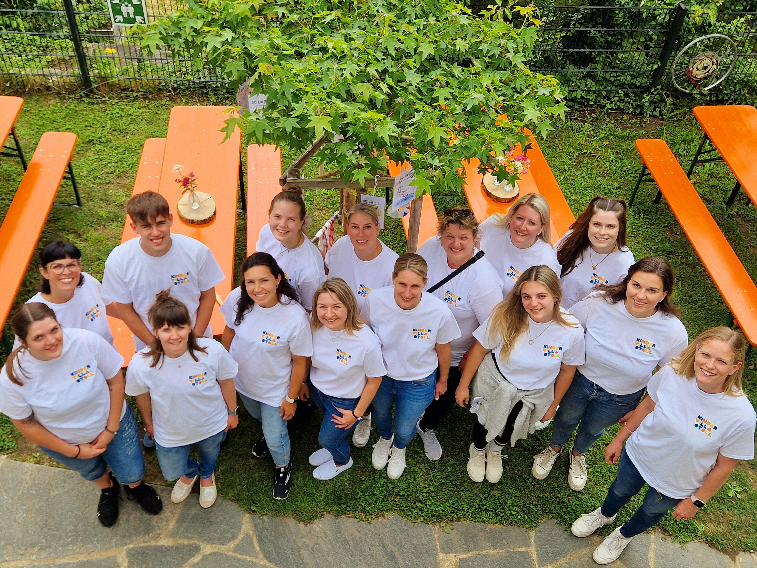 Das Team der Kindervilla Stoll von oben fotografiert.